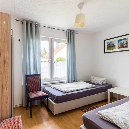 Zweibettzimmer In Bitterfeld-wolfen, Haus Mit Gemeinschaftskueche Und -bad Fuer Monteure