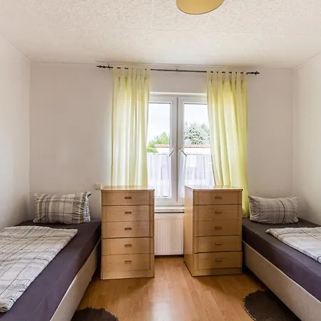 Zweibettzimmer In Bitterfeld-wolfen, Haus Mit Gemeinschaftskueche Und -bad Fuer Monteure * Bitterfeld-Wolfen