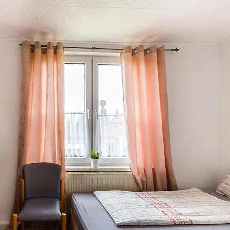 Zweibettzimmer In Bitterfeld-wolfen, Haus Mit Gemeinschaftskueche Und -bad Fuer Monteure Séjour chez l'habitant *