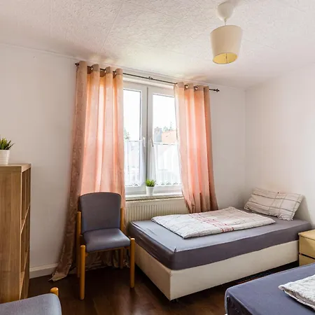 Zweibettzimmer In Bitterfeld-wolfen, Haus Mit Gemeinschaftskueche Und -bad Fuer Monteure * Bitterfeld-Wolfen