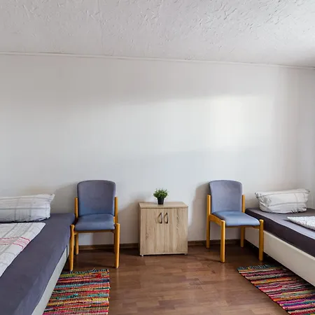 Zweibettzimmer In Bitterfeld-wolfen, Haus Mit Gemeinschaftskueche Und -bad Fuer Monteure Séjour chez l'habitant *