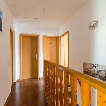 Séjour chez l'habitant Zweibettzimmer In Bitterfeld-wolfen, Haus Mit Gemeinschaftskueche Und -bad Fuer Monteure Bitterfeld-Wolfen