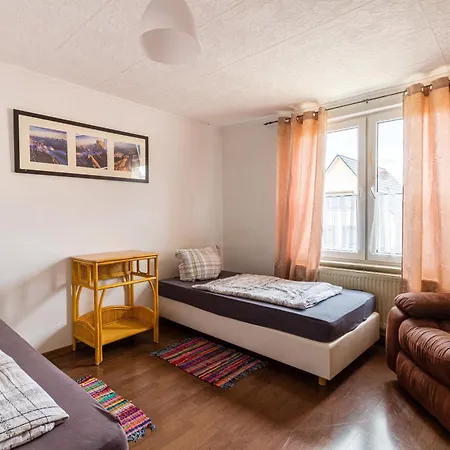 Séjour chez l'habitant Zweibettzimmer In Bitterfeld-wolfen, Haus Mit Gemeinschaftskueche Und -bad Fuer Monteure *
