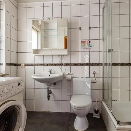Проживание в семье Zweibettzimmer In Bitterfeld-wolfen, Haus Mit Gemeinschaftskueche Und -bad Fuer Monteure