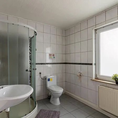 Zweibettzimmer In Bitterfeld-wolfen, Haus Mit Gemeinschaftskueche Und -bad Fuer Monteure Проживание в семье Bitterfeld-Wolfen