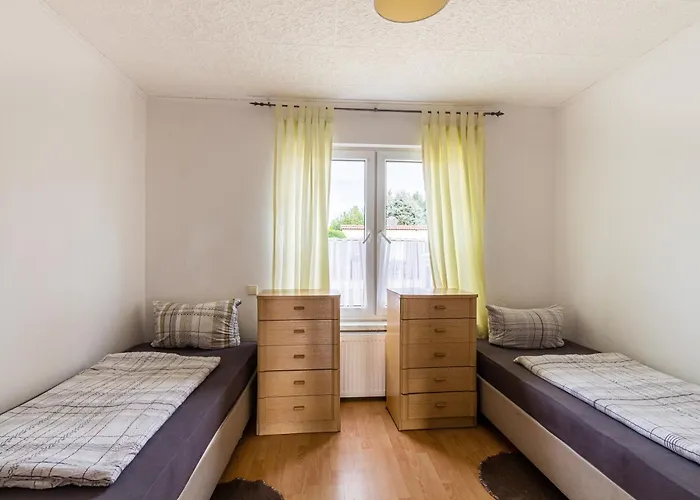 Zweibettzimmer In Bitterfeld-wolfen, Haus Mit Gemeinschaftskueche Und -bad Fuer Monteure * Bitterfeld-Wolfen