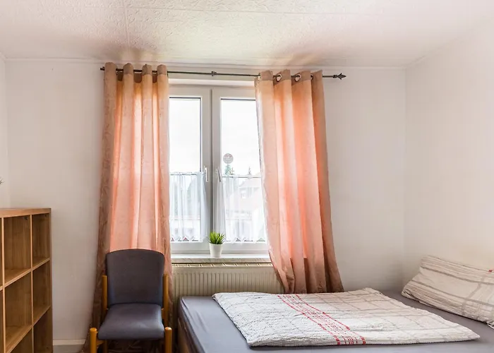 Zweibettzimmer In Bitterfeld-wolfen, Haus Mit Gemeinschaftskueche Und -bad Fuer Monteure Pansiyon *