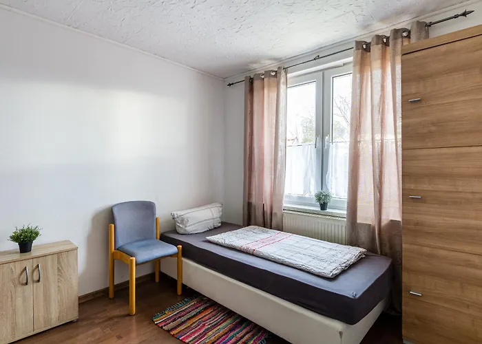 Pansiyon Zweibettzimmer In Bitterfeld-wolfen, Haus Mit Gemeinschaftskueche Und -bad Fuer Monteure