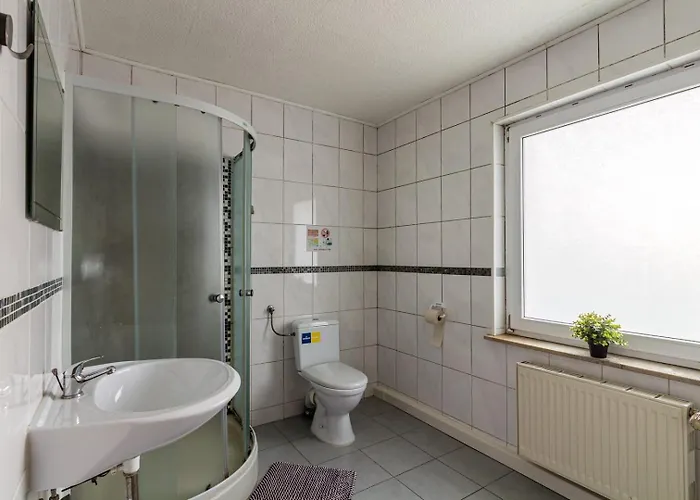 Zweibettzimmer In Bitterfeld-wolfen, Haus Mit Gemeinschaftskueche Und -bad Fuer Monteure Pansiyon Bitterfeld-Wolfen